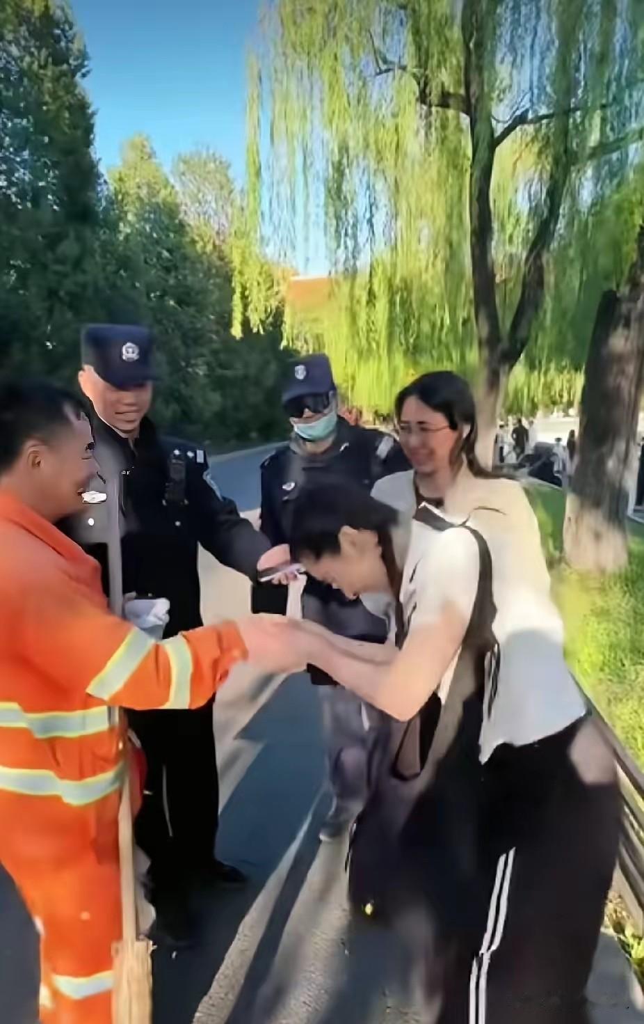 一名美国女孩，看着站在面前的中国环卫工，突然捂脸落泪了，真实原因，听着让人感动了