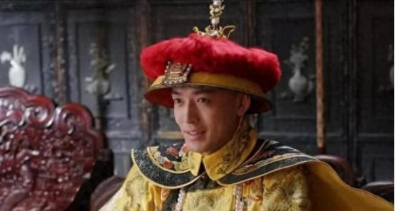 清朝雍正年间，东华门外，寒风如刀，割着每一寸裸露的肌肤。一个身影蜷缩在墙角，以测