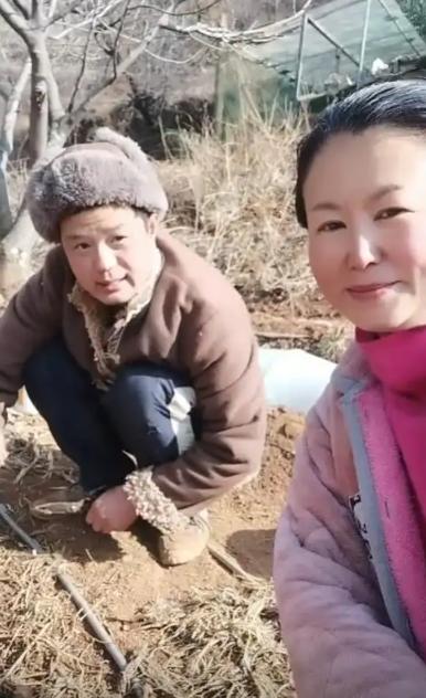 2020年，成都，一位49岁的女富豪收到一名农村小伙的网络表白，两人见面后仅5天