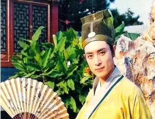 87版《红楼梦》剧组，简直是所“黄埔军校”。

导演王扶林不让演员闲着。侯长荣戏