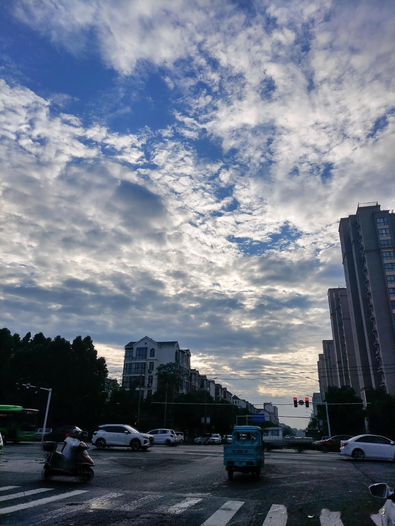 今天早上煎了2根火腿，

炕了2个油馍，

还烧了

一锅小米粥。
——————