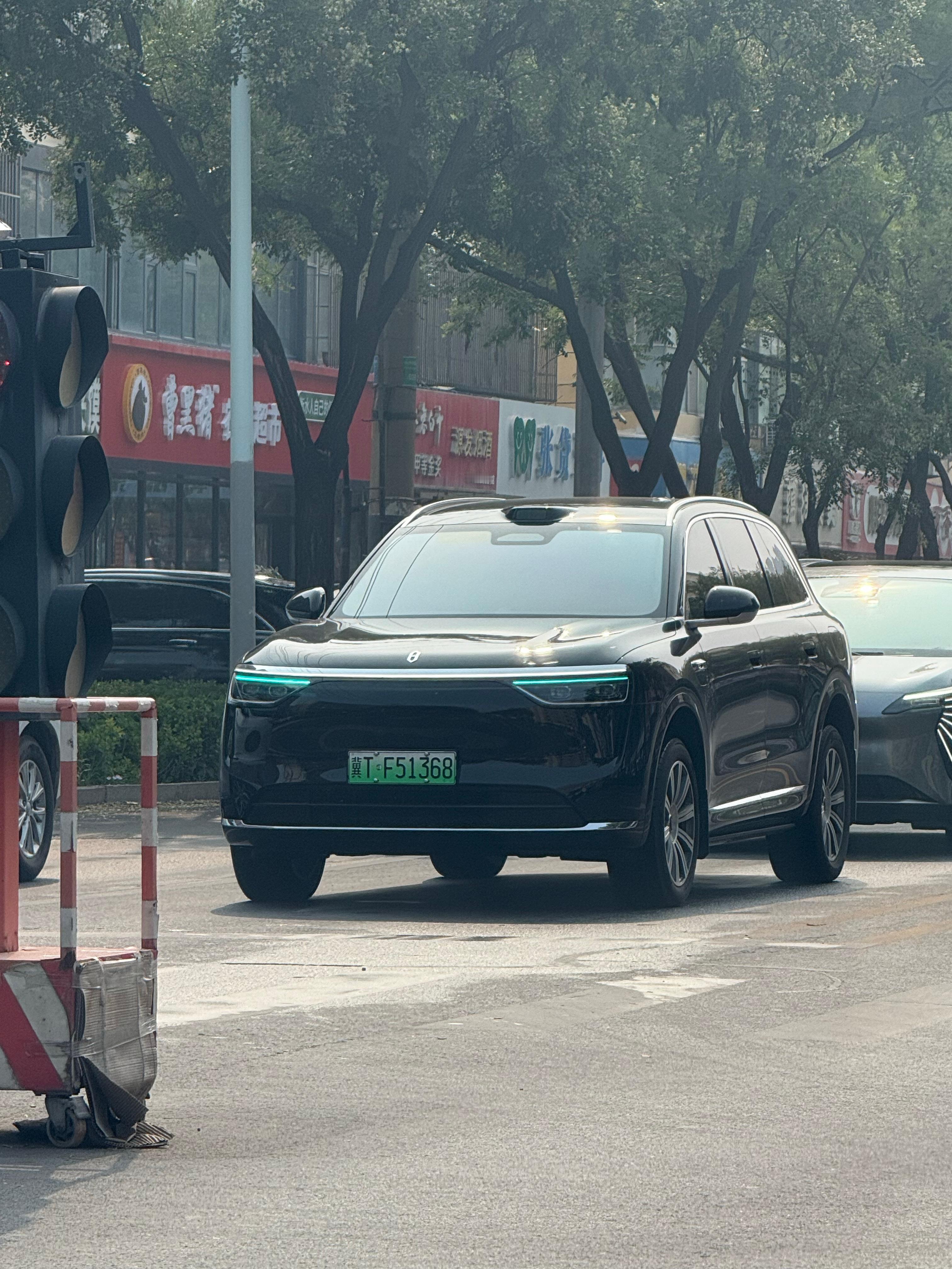 早啊朋友们，小蓝灯的M8 好帅！[打call] ​​​