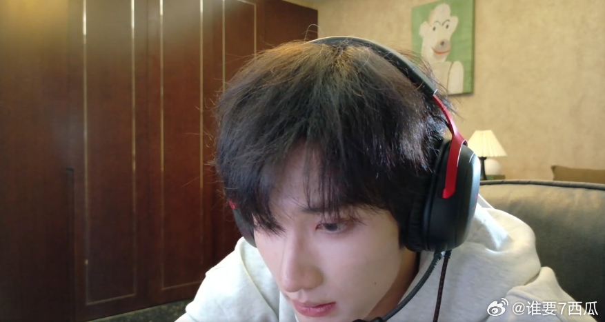 余宇涵直播 颜值在线，状态满分，直播中随意的笑容和自然的互动，让人觉得他从未改变