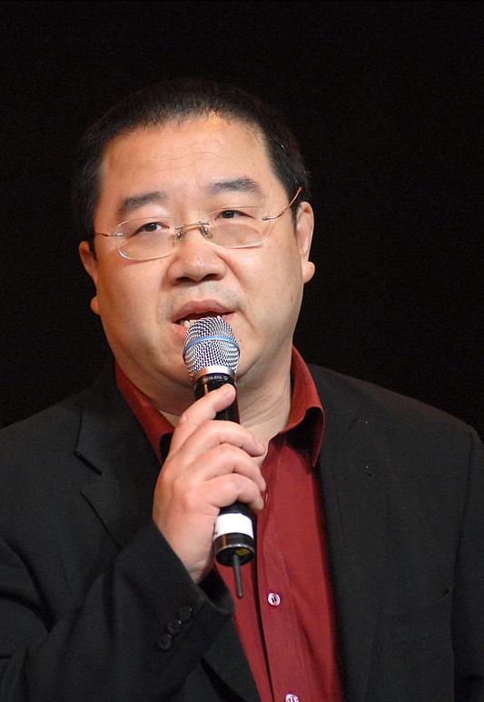 演员，蔡明，说到导演英达，她说，我演马大姐，光是这个名字，我们就商议了半天，叫什