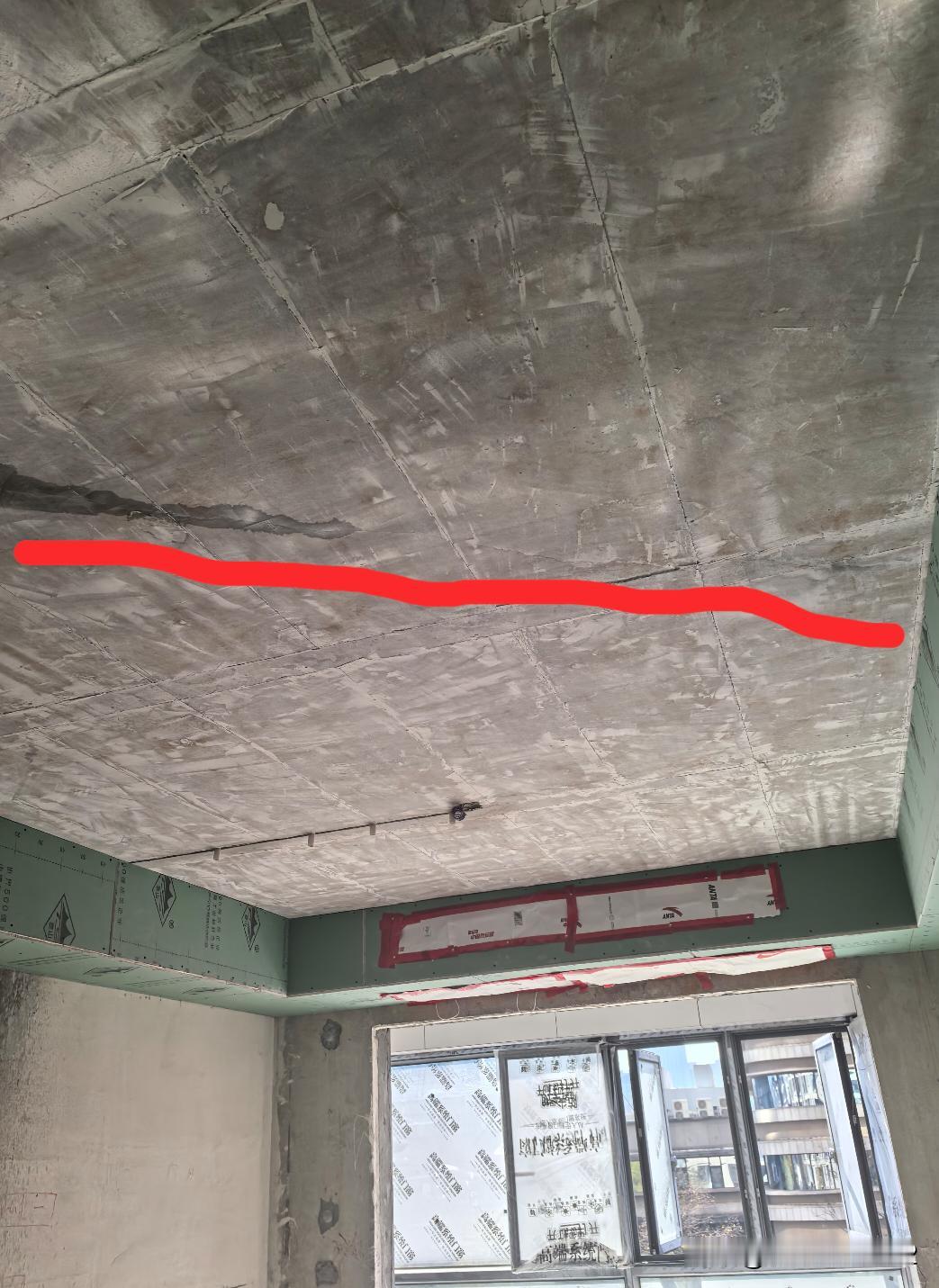 客厅楼板整个斜贯穿裂纹有救吗？
装修到一半，铺砖发现漏水到楼下顶子上了。还好楼下