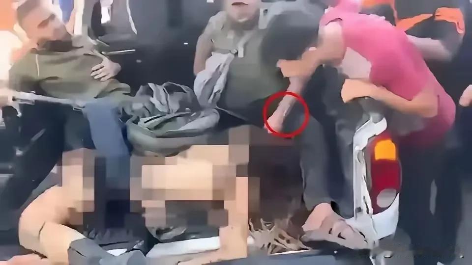 全球瞩目！以色列士兵公然践踏军人荣耀，沦为千夫所指！近日，一则令人发指的新闻震惊