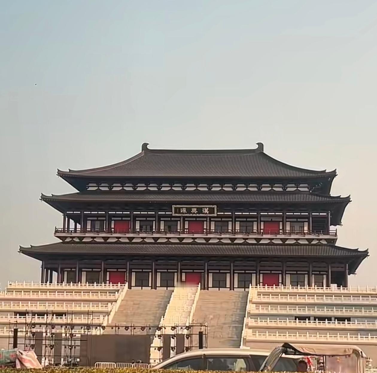 这居然是小区大门吗，这明明是上朝啊