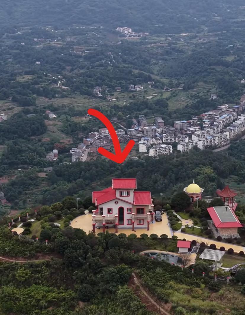 山顶那栋红瓦别墅火了，可谁也没想到，它根本不是什么富豪私宅。
它是国企的山上来电