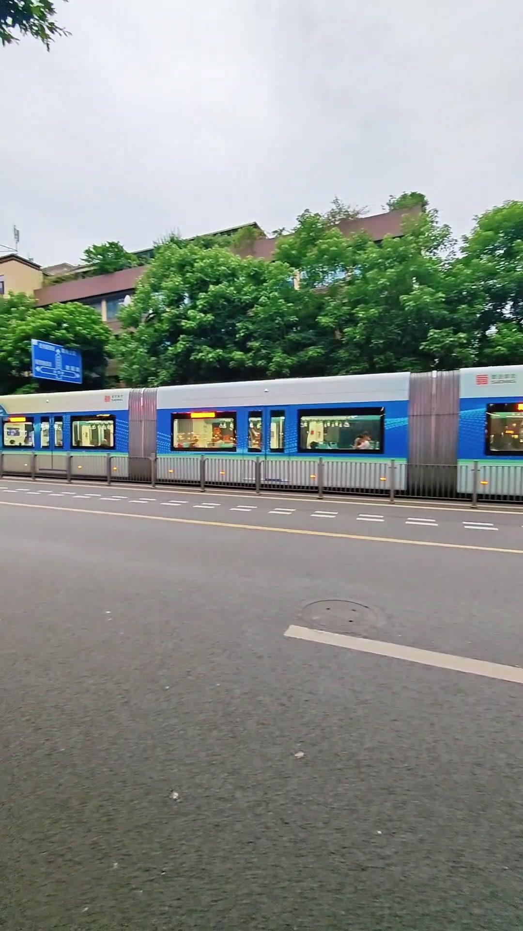 🤔宜宾智轨车神似地铁公交像什么？🚆宜宾这趟智轨车太绝了！外观像地铁，车厢却像