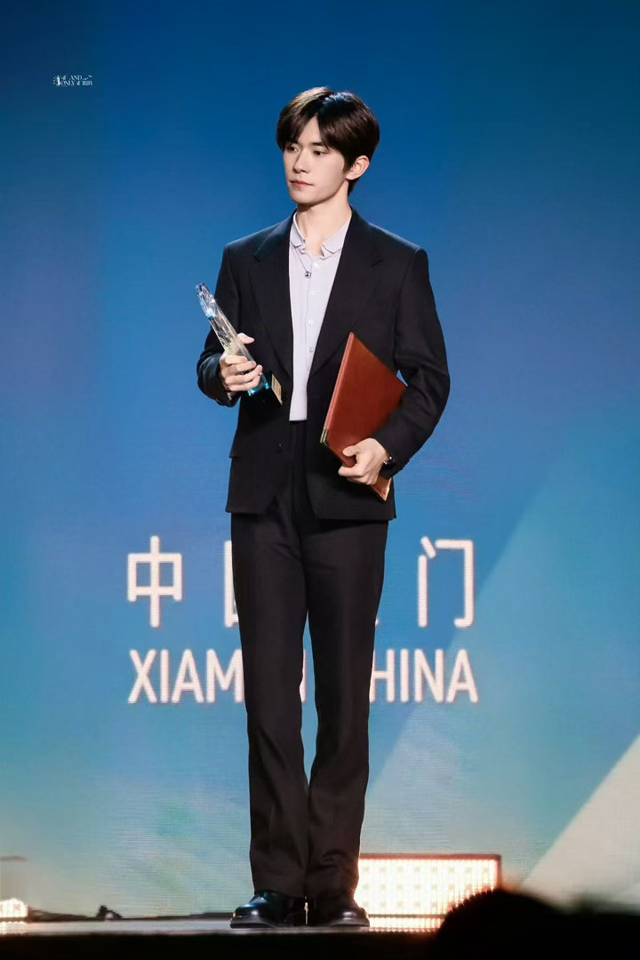 百花奖喊你来现场观礼一年一度电影盛会如约而至，线下观礼可以捕捉超多明星生图，沉浸