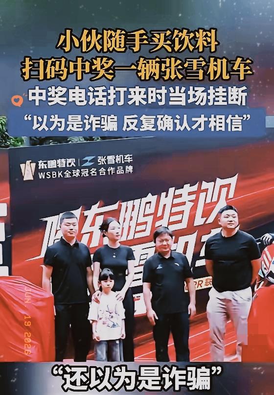 重庆一位小伙深夜陪着发烧的妻子去医院输液，漫长的陪护过程又困又熬人。实在顶不住睡