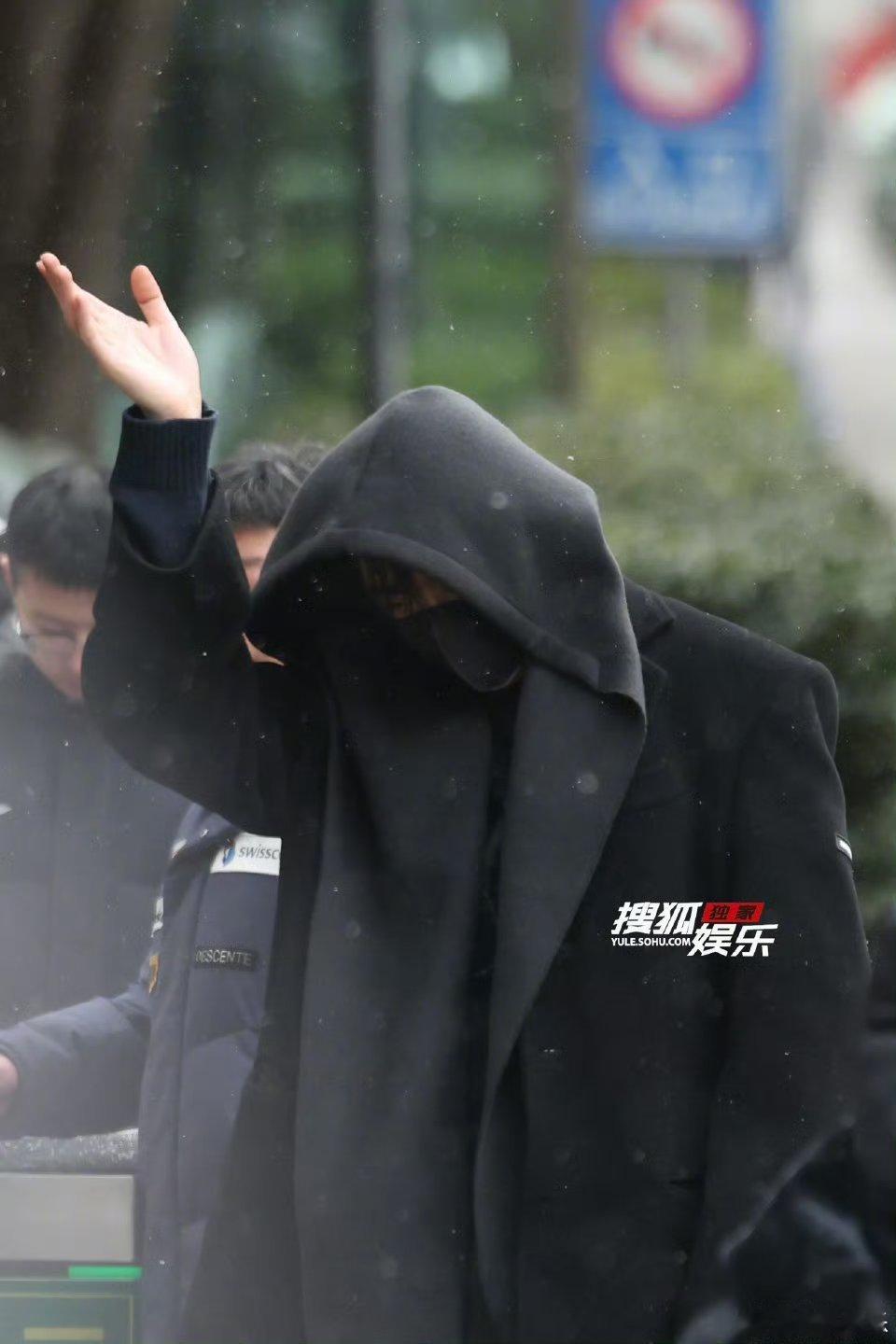 刘宇宁马年央视春晚首次联排 路透刷屏，全黑造型配黑伞踏雪而行，一米九挺拔身形自带