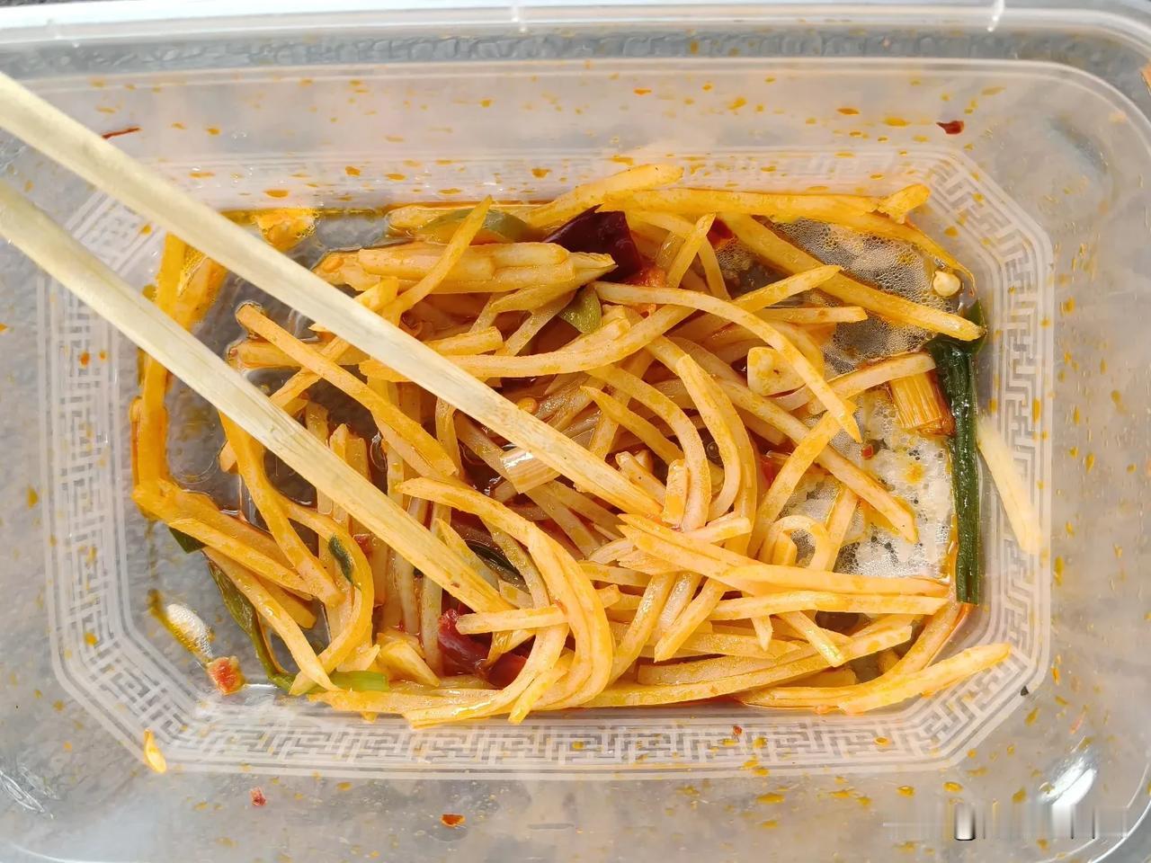 中午买了一份炒土豆丝，
不是因为我喜欢吃土豆丝，
而是因为它是所有菜中最便宜的