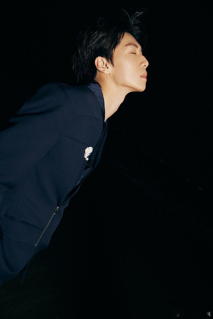 任宥纶星光大赏好帅一男的，这组图气质很忧郁