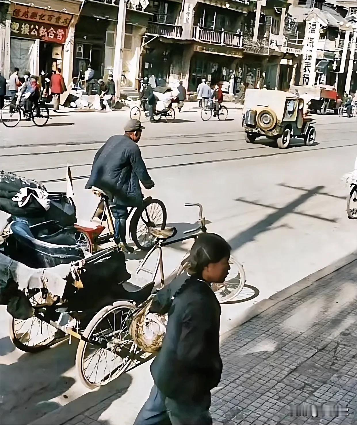 1955年北京大街上的商店～～～
还可以看到“迎接公私合营”的标语