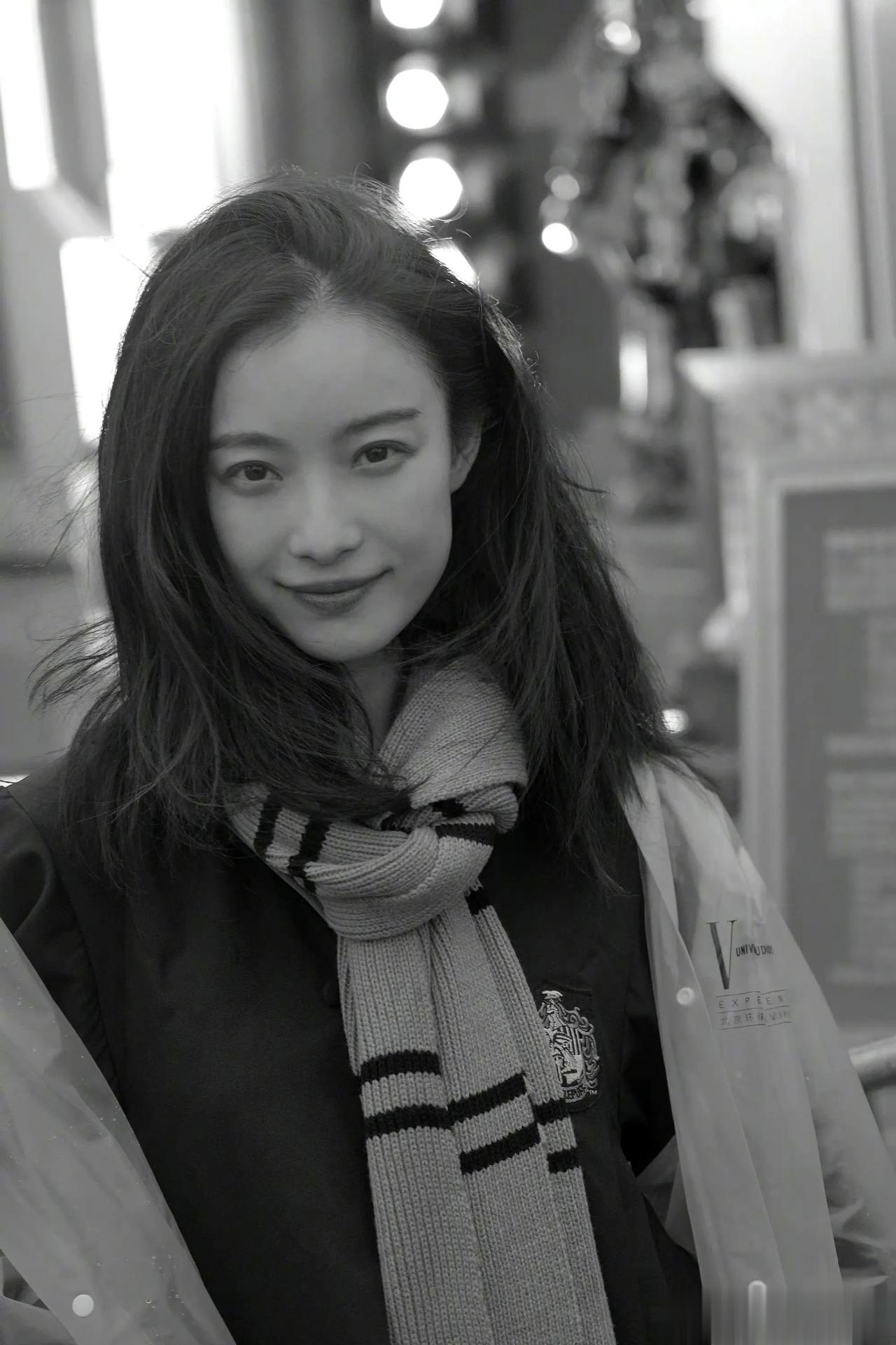 倪妮这组环球影城打卡照，简直让人一秒梦回《匆匆那年》方茴时期，甜美大气又可爱，可