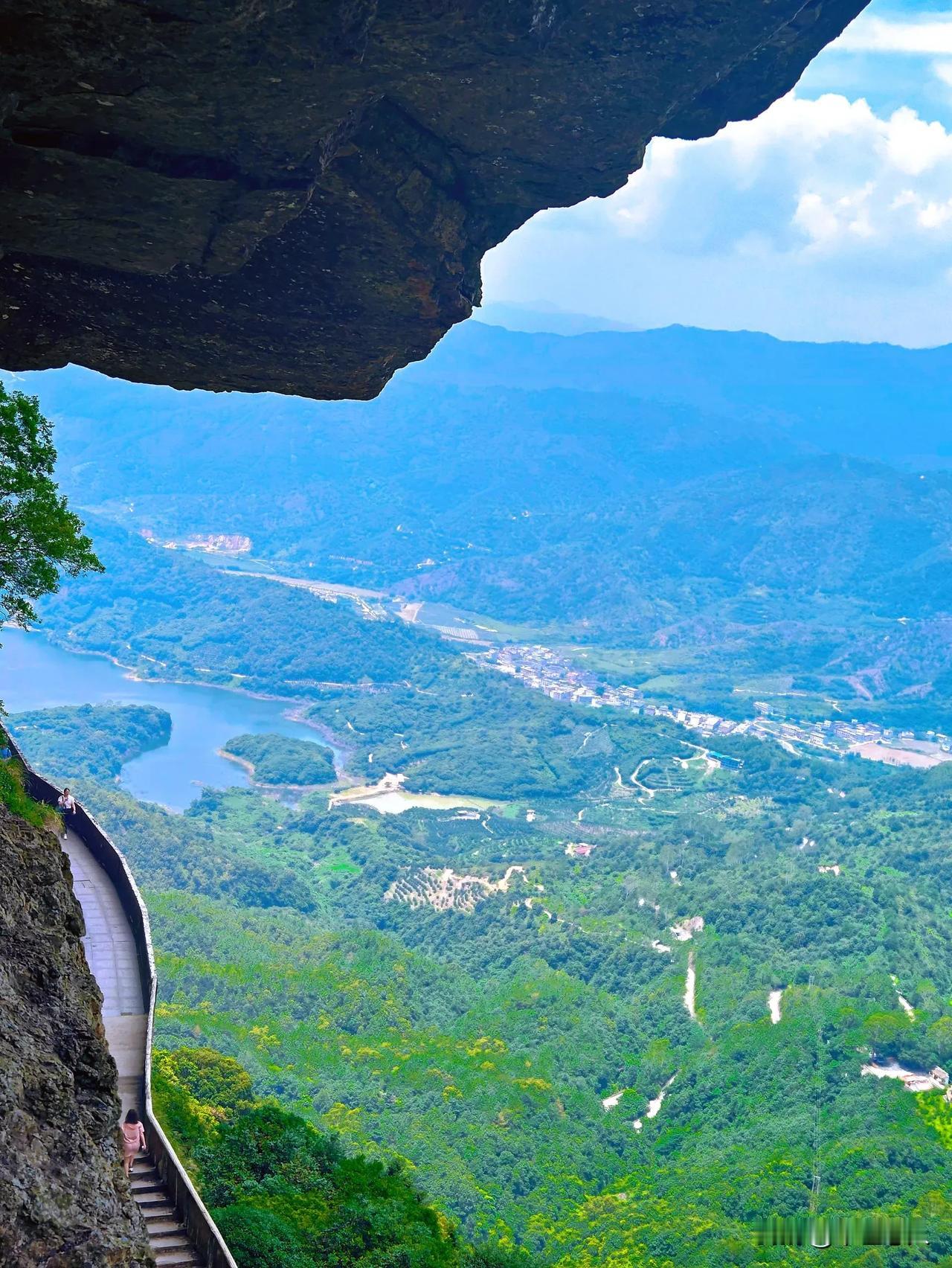 洞里随意歇
心中无纷扰

#分享一张爬到山顶的照片##登山后的美景# #登山顶的