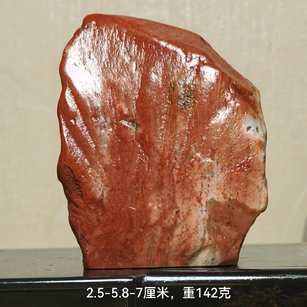 寿山石品种石一组。

最近迷上了玩石。逐渐收集了许许多多稀奇古怪的寿山石，加上墨