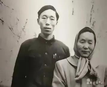 1937年地主扛回昏倒女兵，解开衣襟的瞬间他惊到失语：怀里竟藏着条小生命！ 那天