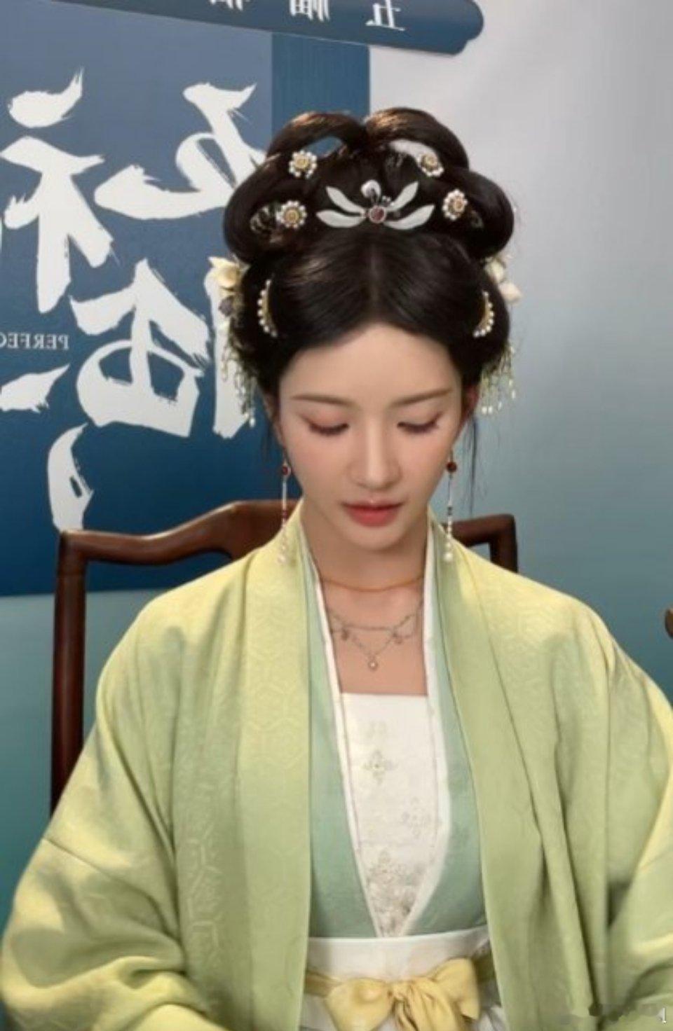 #五福临门定妆直播#哇塞～好温柔的刘些宁，好温柔的绿色，感觉刘些宁这部剧的妆造还