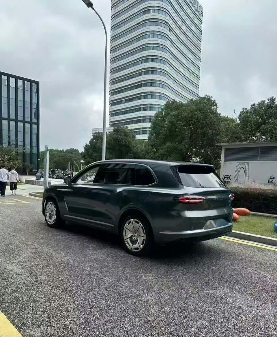 我觉得这次追觅造车最大的贡献就是能帮小米分担不少火力，这才是真正的像素级致敬呀[