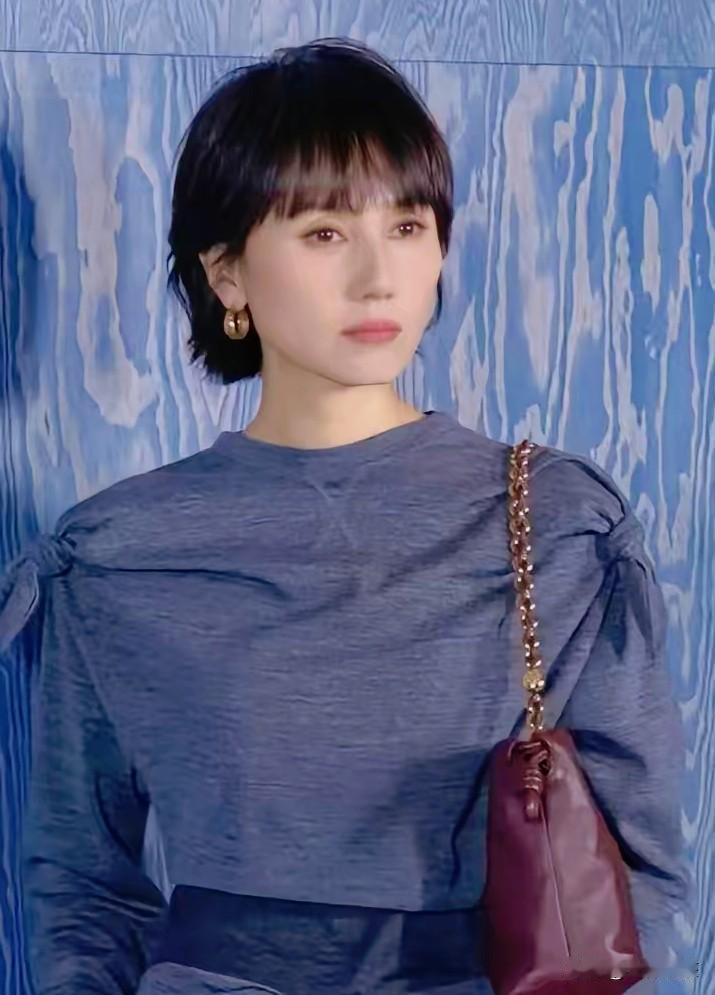 我宣布，袁泉，大概率是内娱这么多女明星里，出现在公共场合穿的最得体的演员，没有之