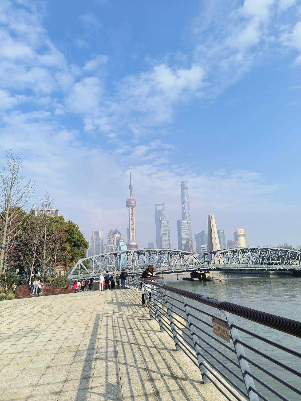 外滩漫步，那感觉就像翻开一本历史与现代交织的画册。随手一拍，每一张照片都是故事。
