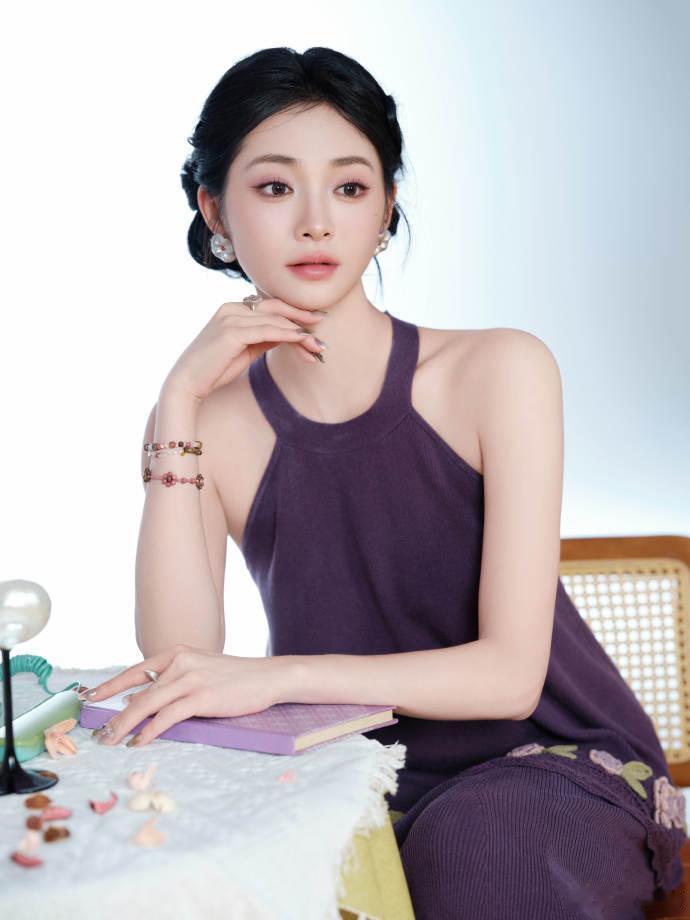 周洁琼紫色小手办周洁琼好绝的肩宽比 周洁琼直角肩也太美了吧，完全就是我的紫色小手