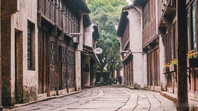 厚土辽南·默斋主人原创乡土抒情哲理散文辽南丘陵静默绵延，层叠山峦缓缓向着天际铺展