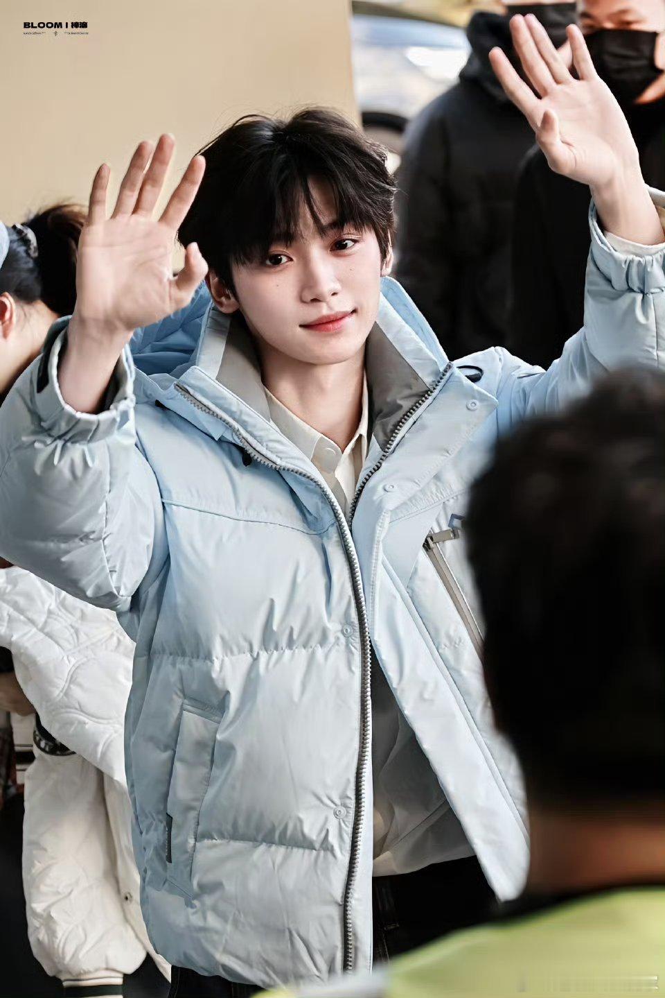 冬天就是要看蓝色的小糯米团梓渝啊！穿的好暖和啊可爱小🐟 