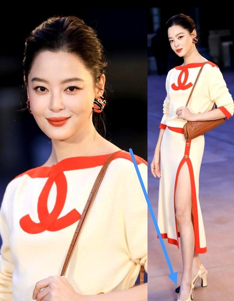 10月5日巴黎秀场前排，辛芷蕾直接把香奈儿2027早春系列穿出来了。

米白撞大