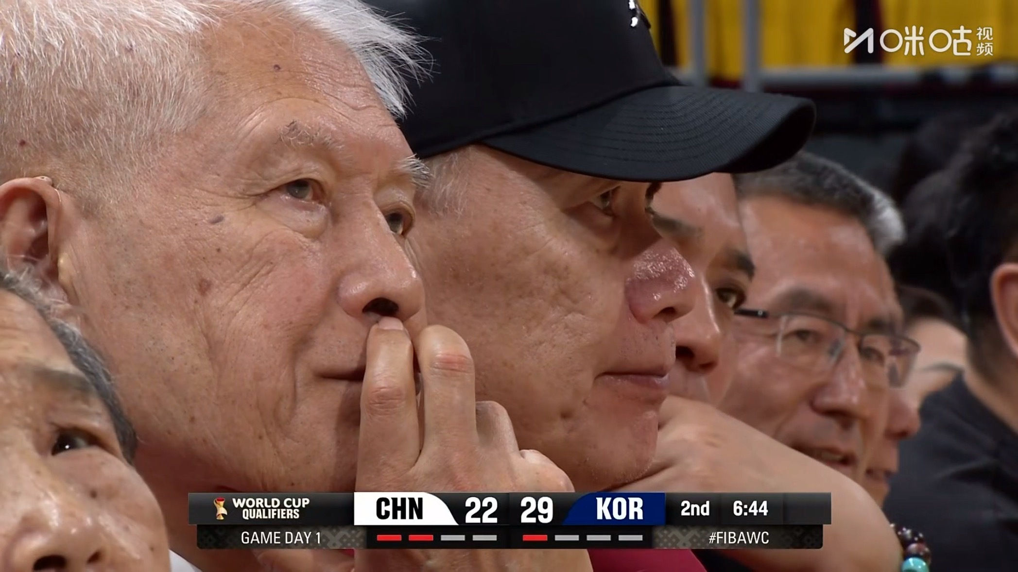 蒋老也在现场观看今晚中韩之战男篮世预赛