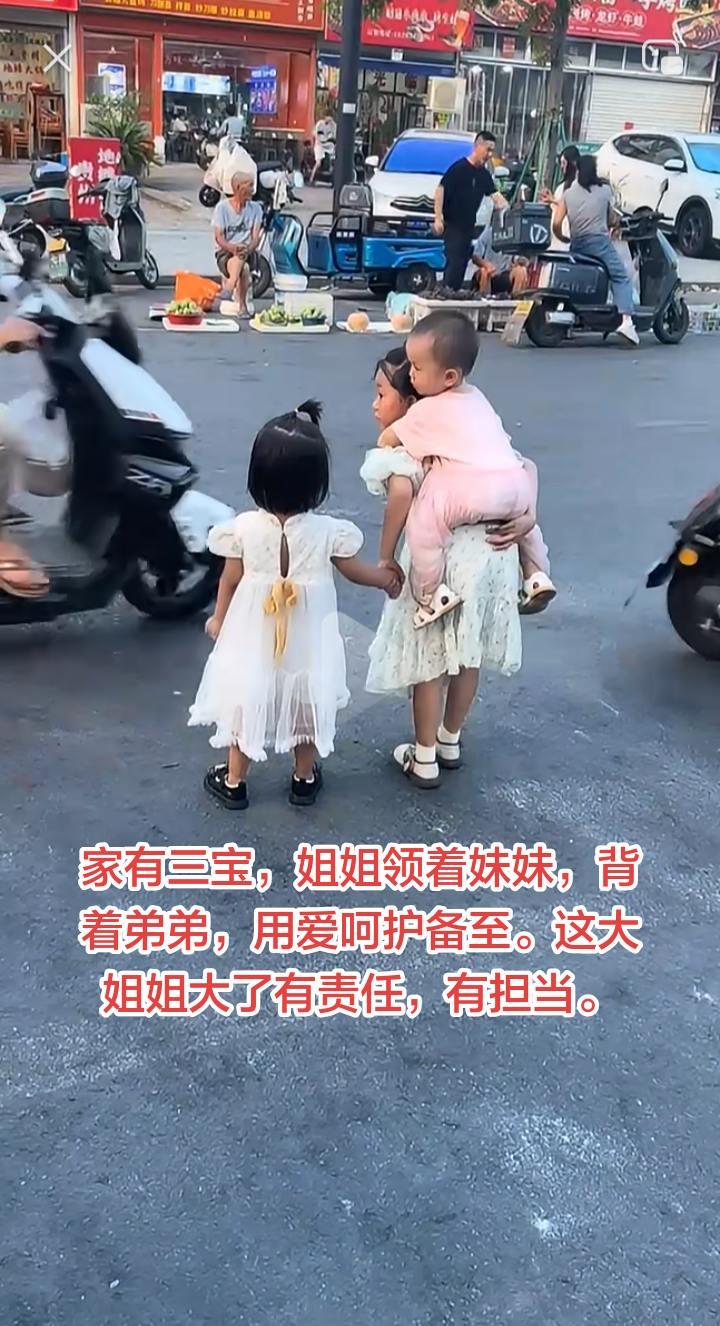 这样的画面，很少见到，这个大姐姐能做妈妈的帮手了，大了肯定是个敢于担当的人。爱心