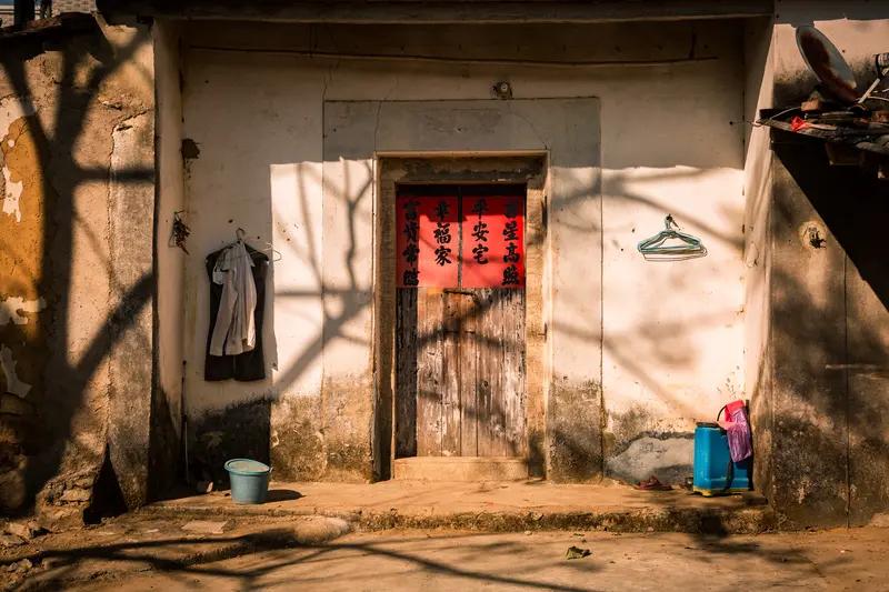 中国人总说落叶归根，可什么才是根呢？在我看来，根是故乡的那片土地。就像一位邻居爷