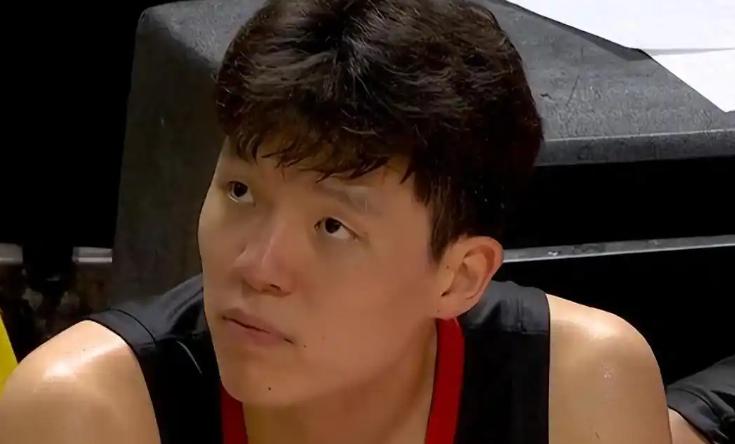 NBA夏季联赛，开拓者对阵掘金的比赛中，出现了非常奇葩的一幕。第四节比赛还剩下6