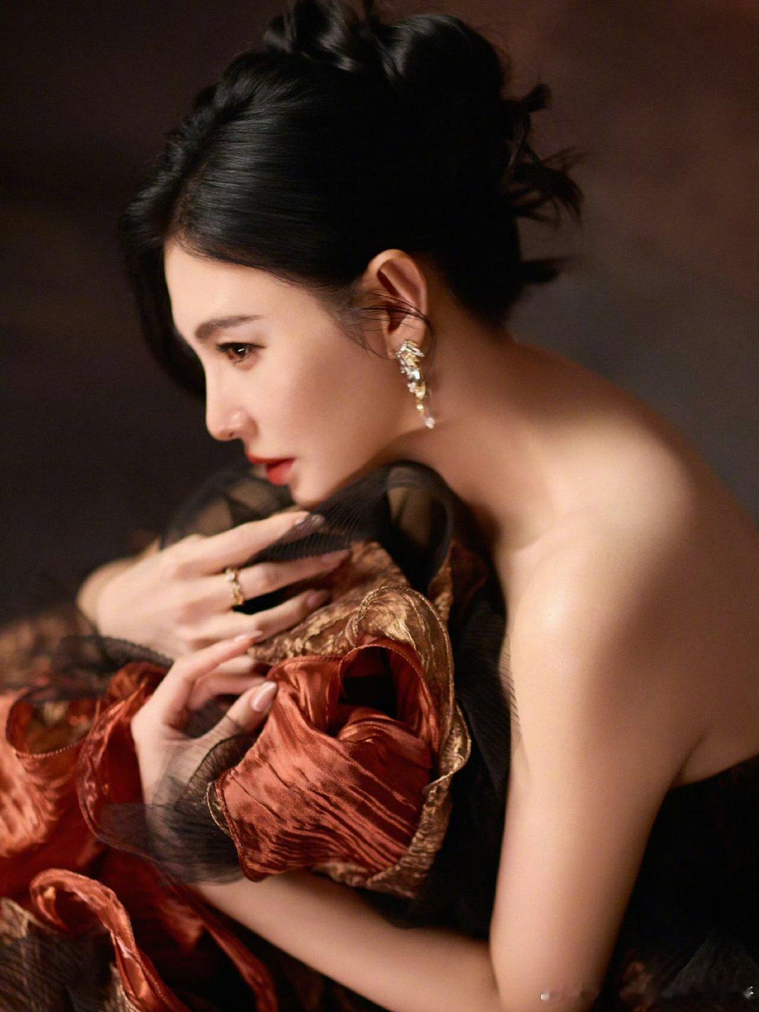 张雨绮鎏纱裙张雨绮绽放的枯叶玫瑰 张雨绮绽放的枯叶玫瑰 