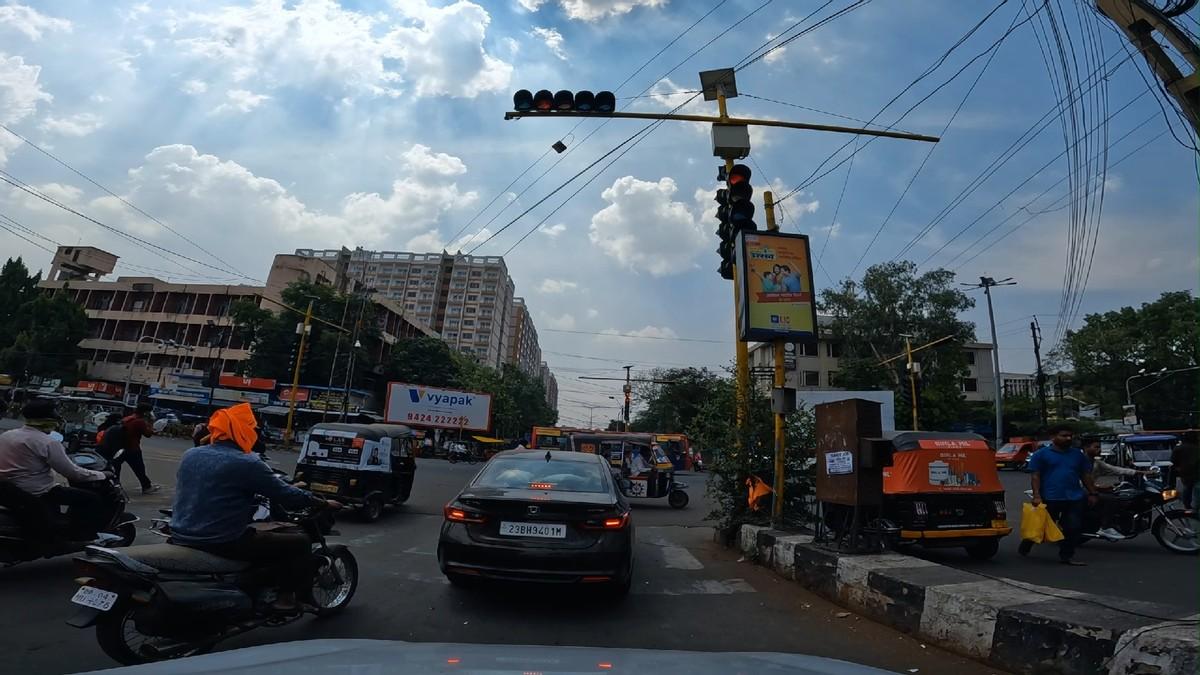 印度人为什么总给人一种很奇葩的感觉？
印度是个人口众多的国家，社会结构以集体主义