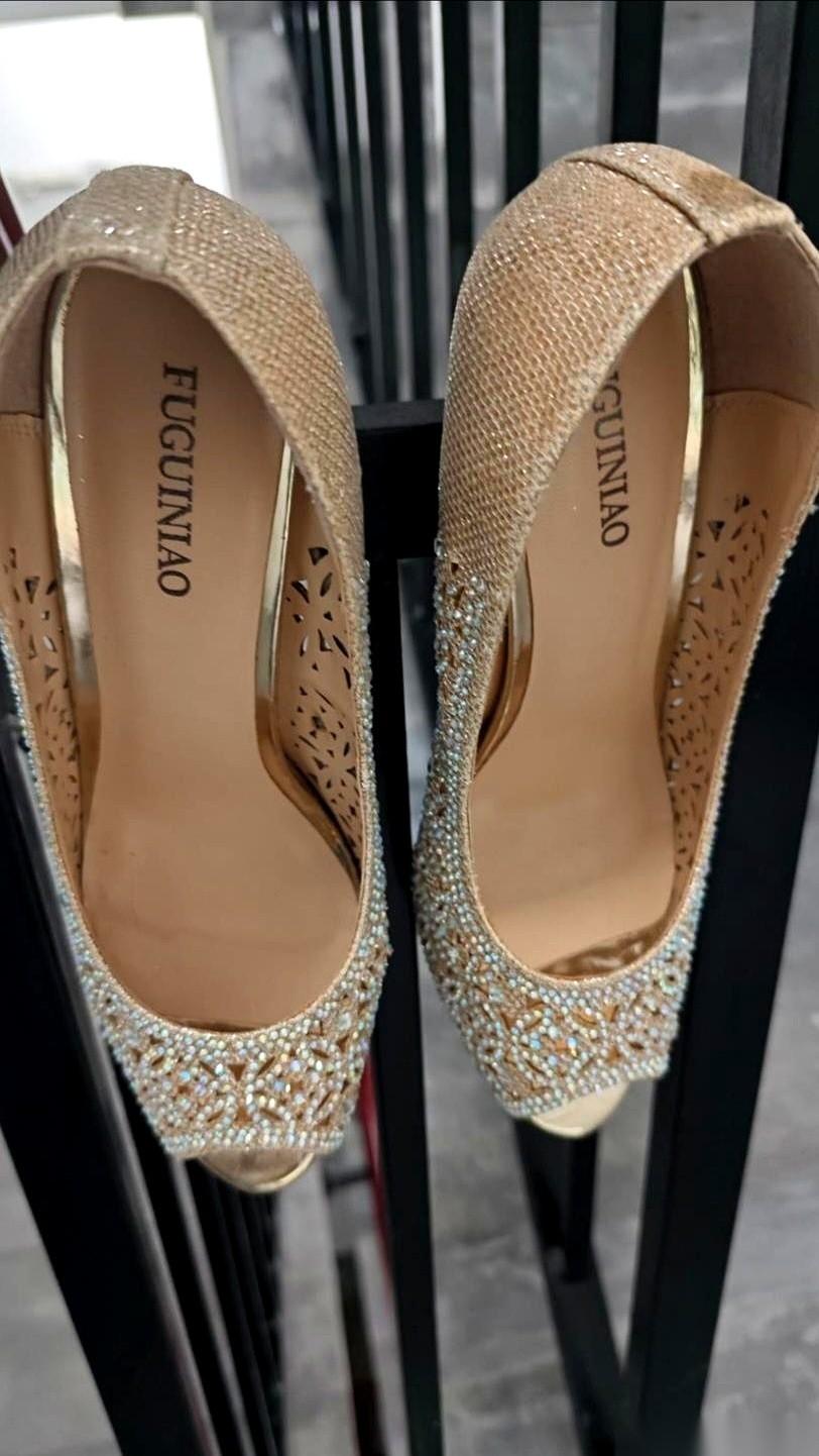 谁要是跟我说，穿这双鞋是为了“提升透气性”，我真能当场笑出声来。
透气？开什么玩