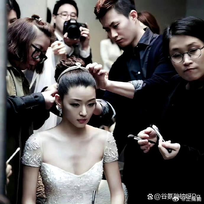 2012 年 4 月 13 日，全智贤与崔俊赫大婚，婚礼照片中她身着韩服与婚纱皆