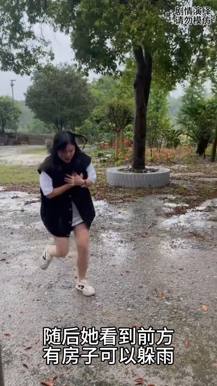 女子找地方躲雨却从衣服里拿出雨伞，这一幕真的太有才了。
女子冒着雨找地方躲避，只