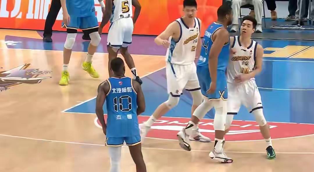 广东男篮将开局连胜纪录扩大到八场，继续高歌猛进。面对天津队，他们从首节后段便掌控