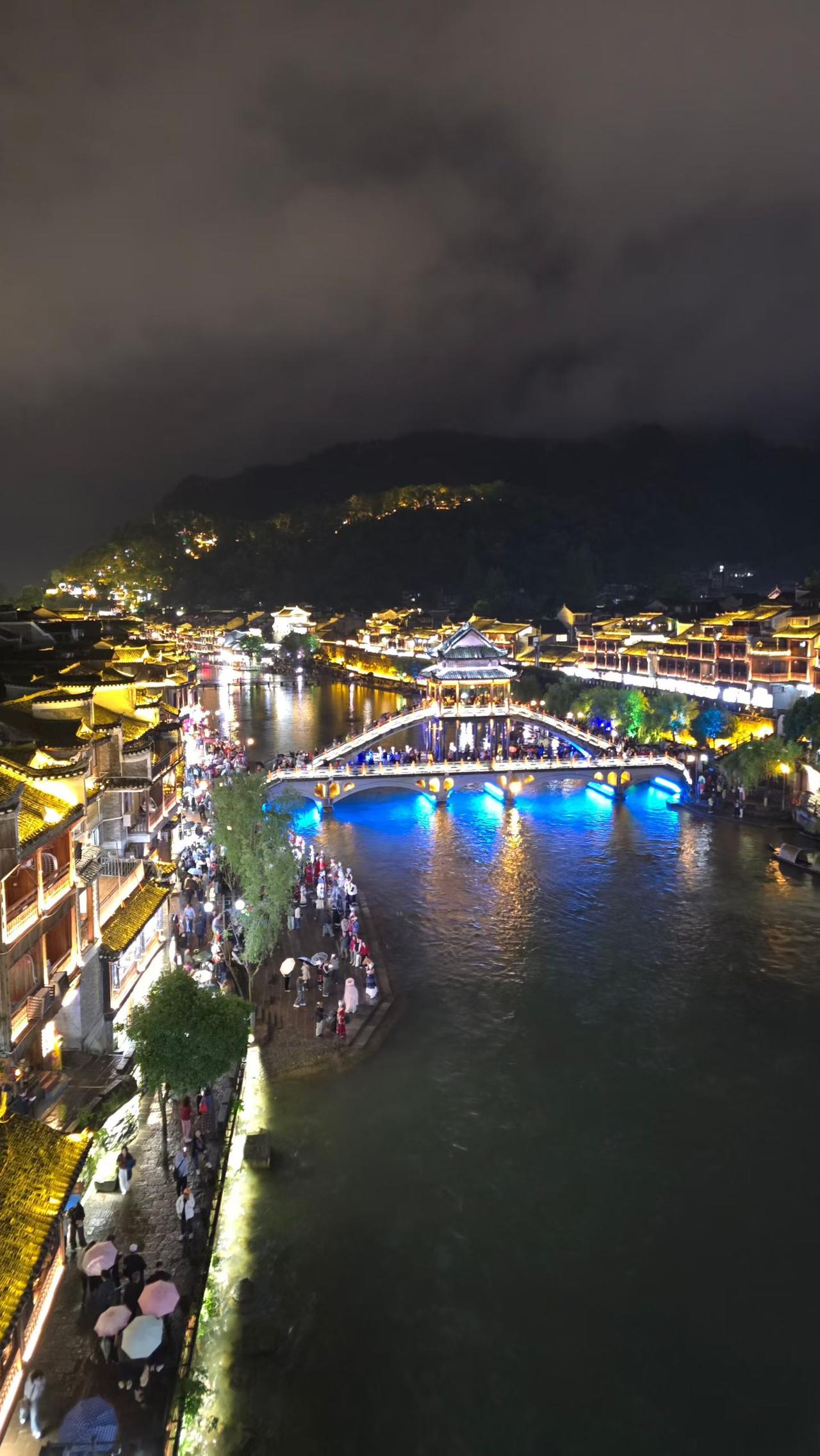 《边城》
       沈从文笔下的凤凰城，宛如一幅灵动的画卷。那座边城，有蜿蜒