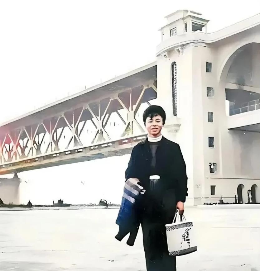 1958年，18岁的雷锋在武汉长江大桥前留下了这张珍贵的影像，那时的他还没有成为