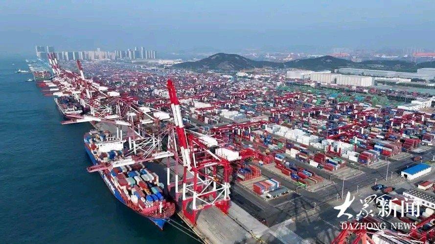 1月31日，满载铁矿石的中国香港“智达”号货轮驶入山东港口青岛港前湾港区，缓缓靠