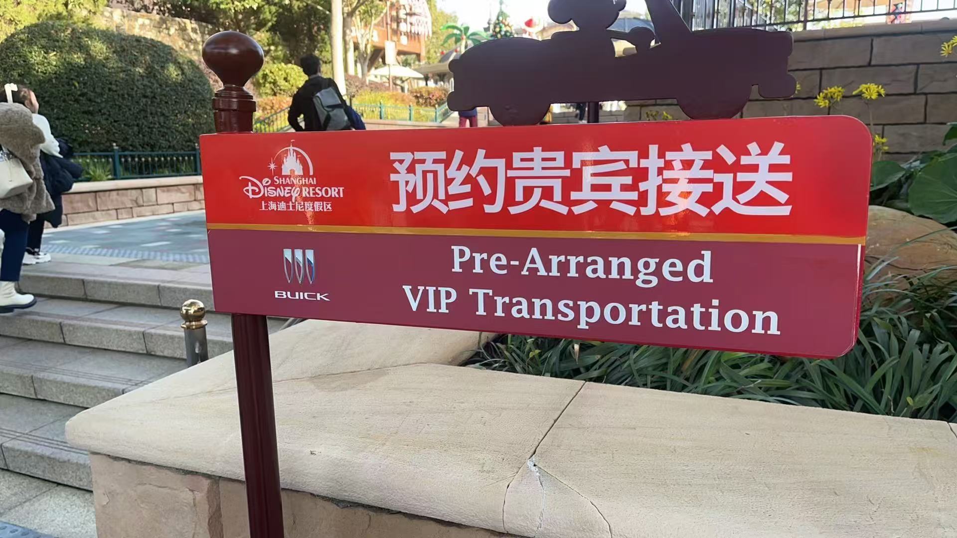 神奇的一年从GL8开始 此时一位想要有车的小女孩轻轻碎了。。。。不是我说你们别克