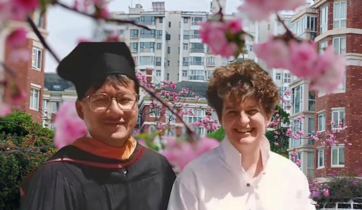 黄仁勋说:“我们相遇时，我17岁，她刚满19岁，我注意到班上这个漂亮的姑娘，我就