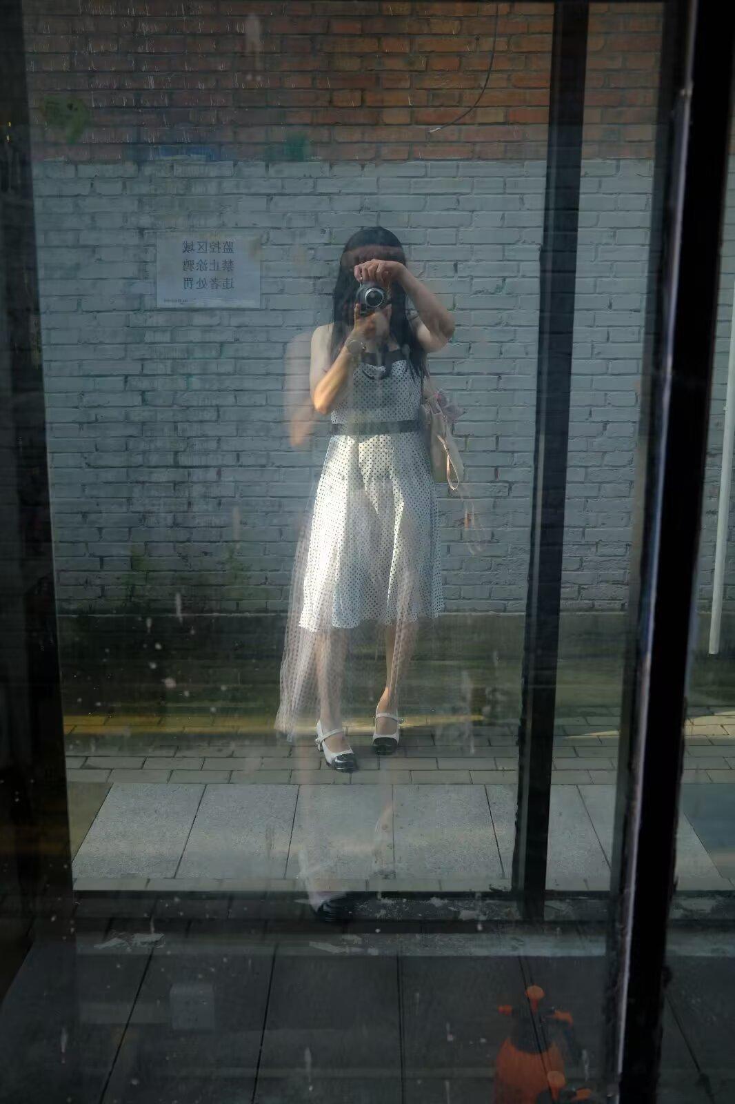 今年最喜欢的几张照片，5：今年最失败的穿搭，还厚着脸皮去了798，却随手拍出了这