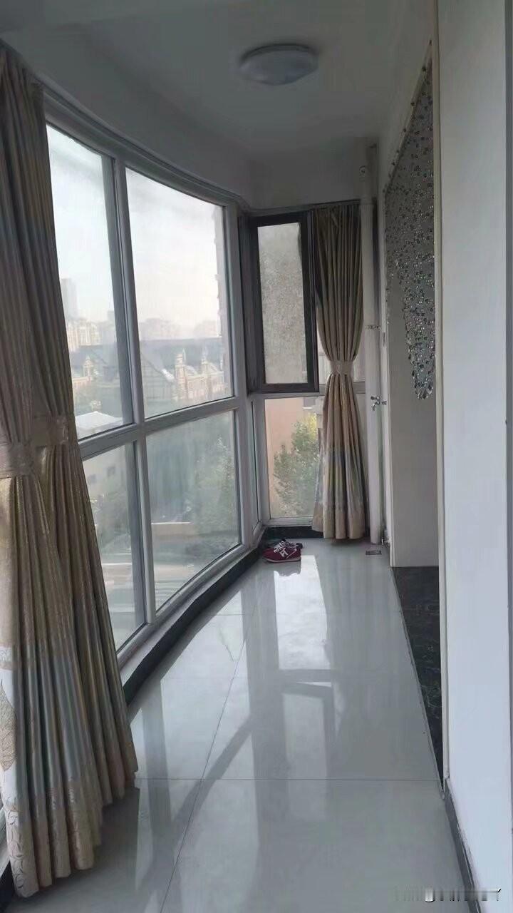 形象一定要走在能力前面，不然你的能力很容易被低估。人生最大的捷径就是打扮自己。