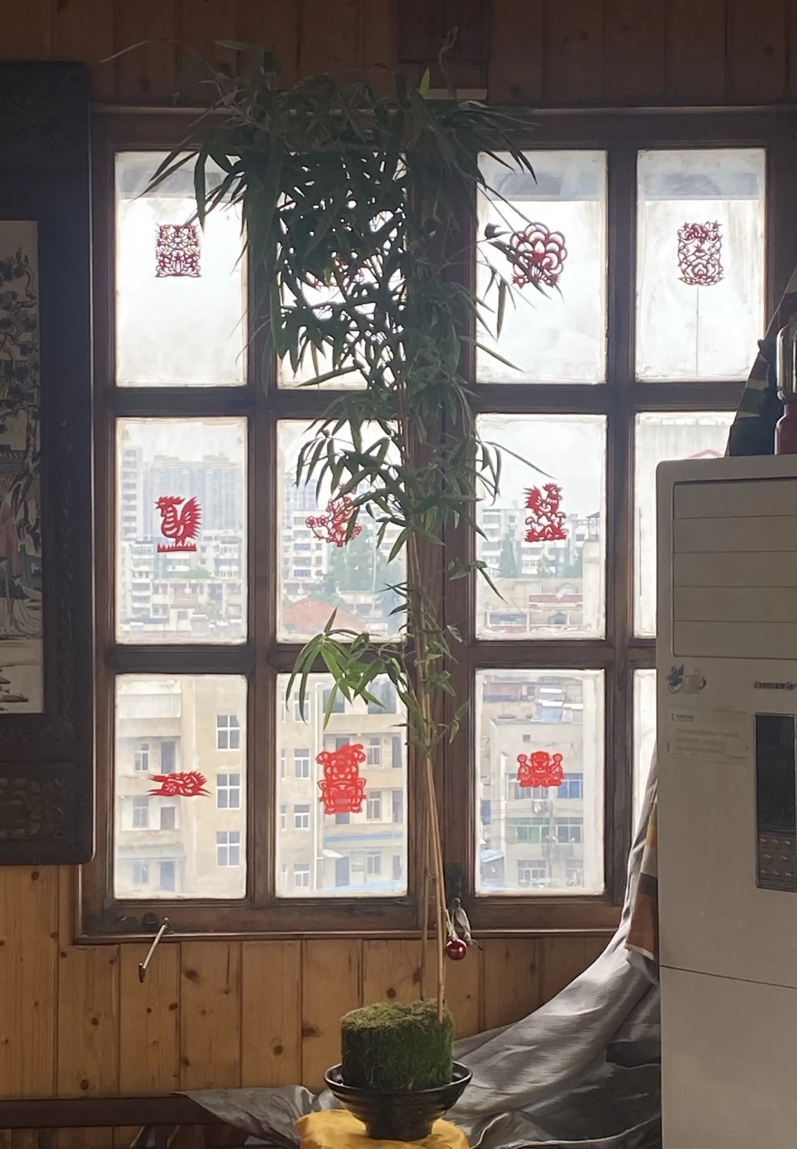谁懂啊！木屋窗格和非遗剪纸简直是天作之合。木屋窗格映非遗，剪纸入屋生清...