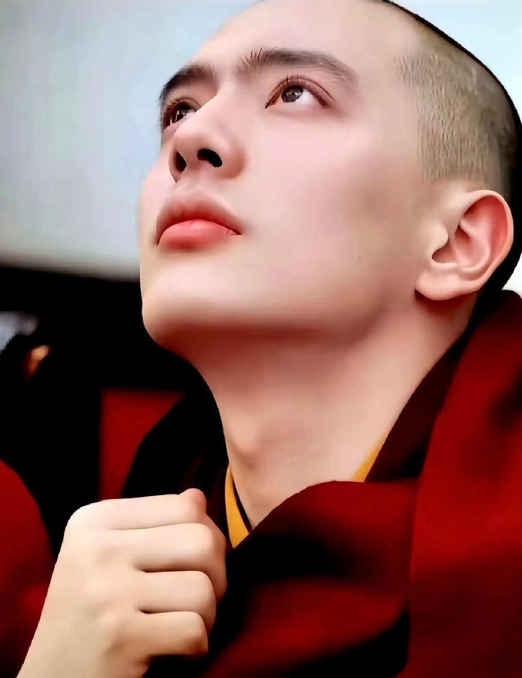 西藏达隆活佛最近在网上火了，让他出名的不是深奥的佛法，而是那张明星一般帅气的脸。